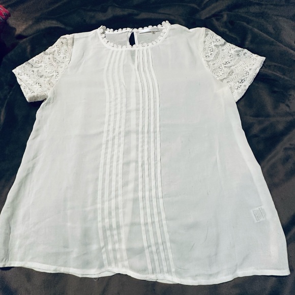 Classy pleated top with lace sleeves - Picture 3 of 3